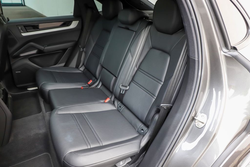 2024 Porsche Cayenne Coupe Base photo 13