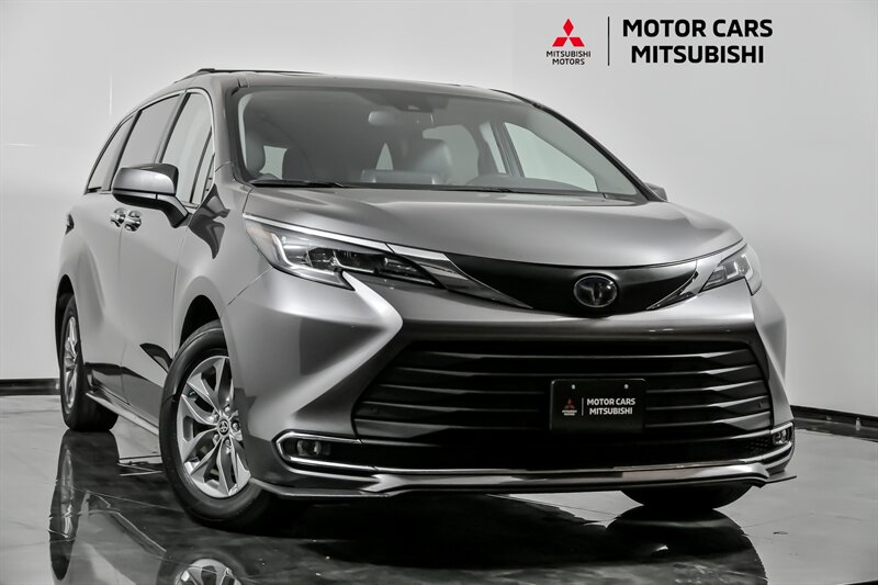 2021 Toyota Sienna XLE's photo