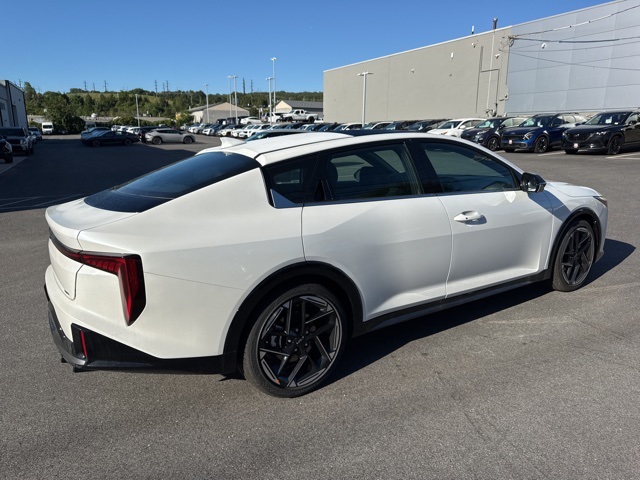 2025 Kia K4 GT-Line photo 3