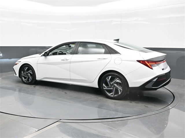 2024 Hyundai Elantra SEL Convenience photo 2