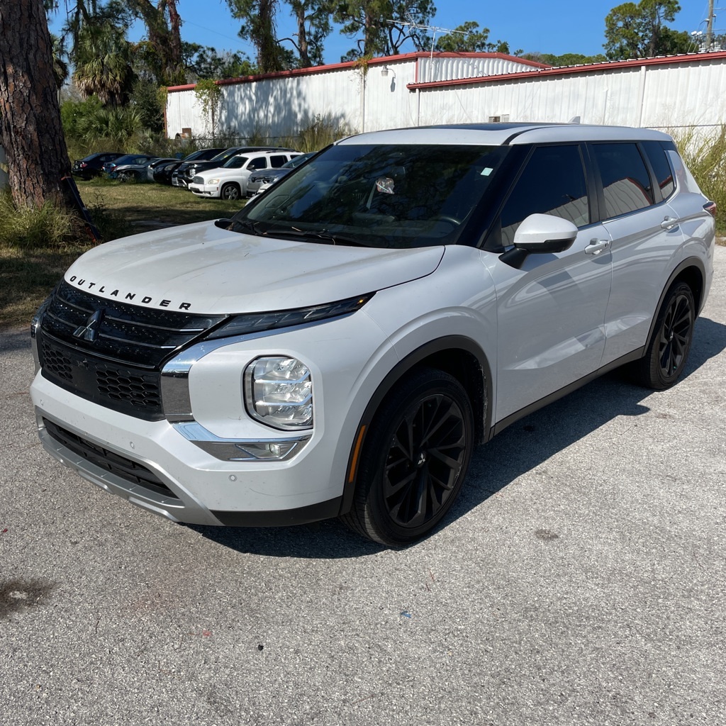 2024 Mitsubishi Outlander SE's photo