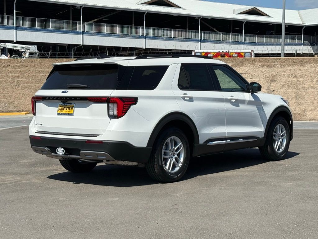 2025 Ford Explorer photo 3