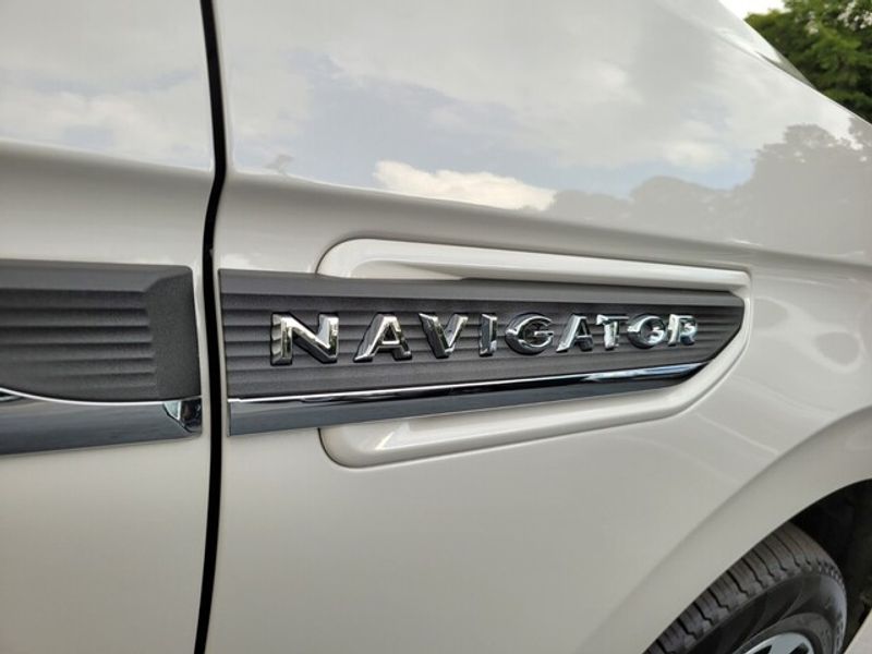 2024 Lincoln Navigator L Reserve photo 14