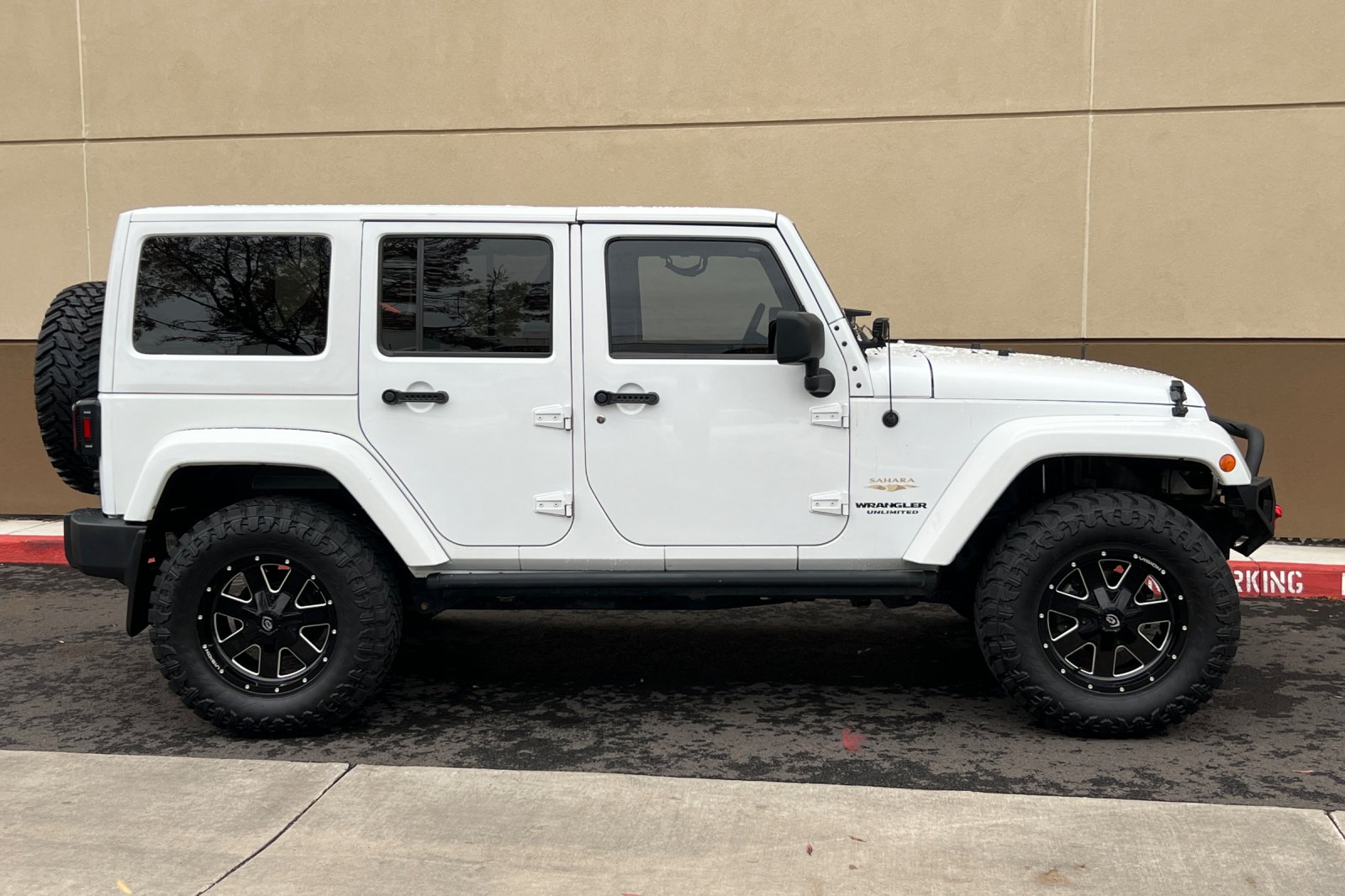 2014 Jeep Wrangler Unlimited Sahara photo 2