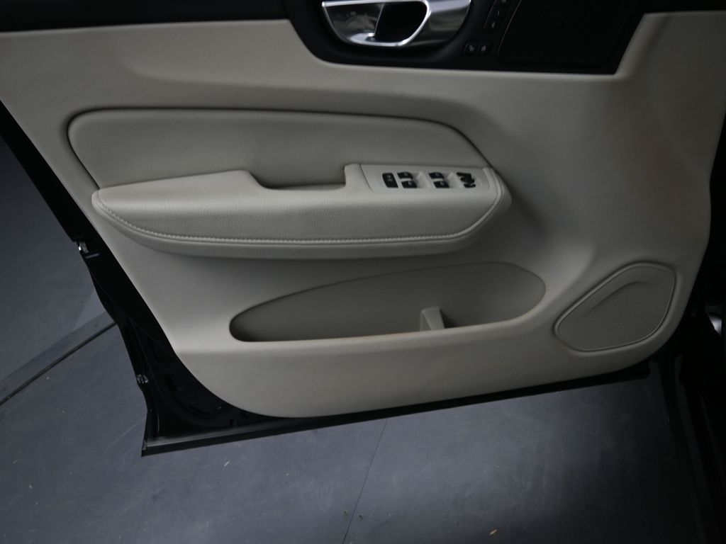 2022 Volvo XC60 B5 Momentum photo 8
