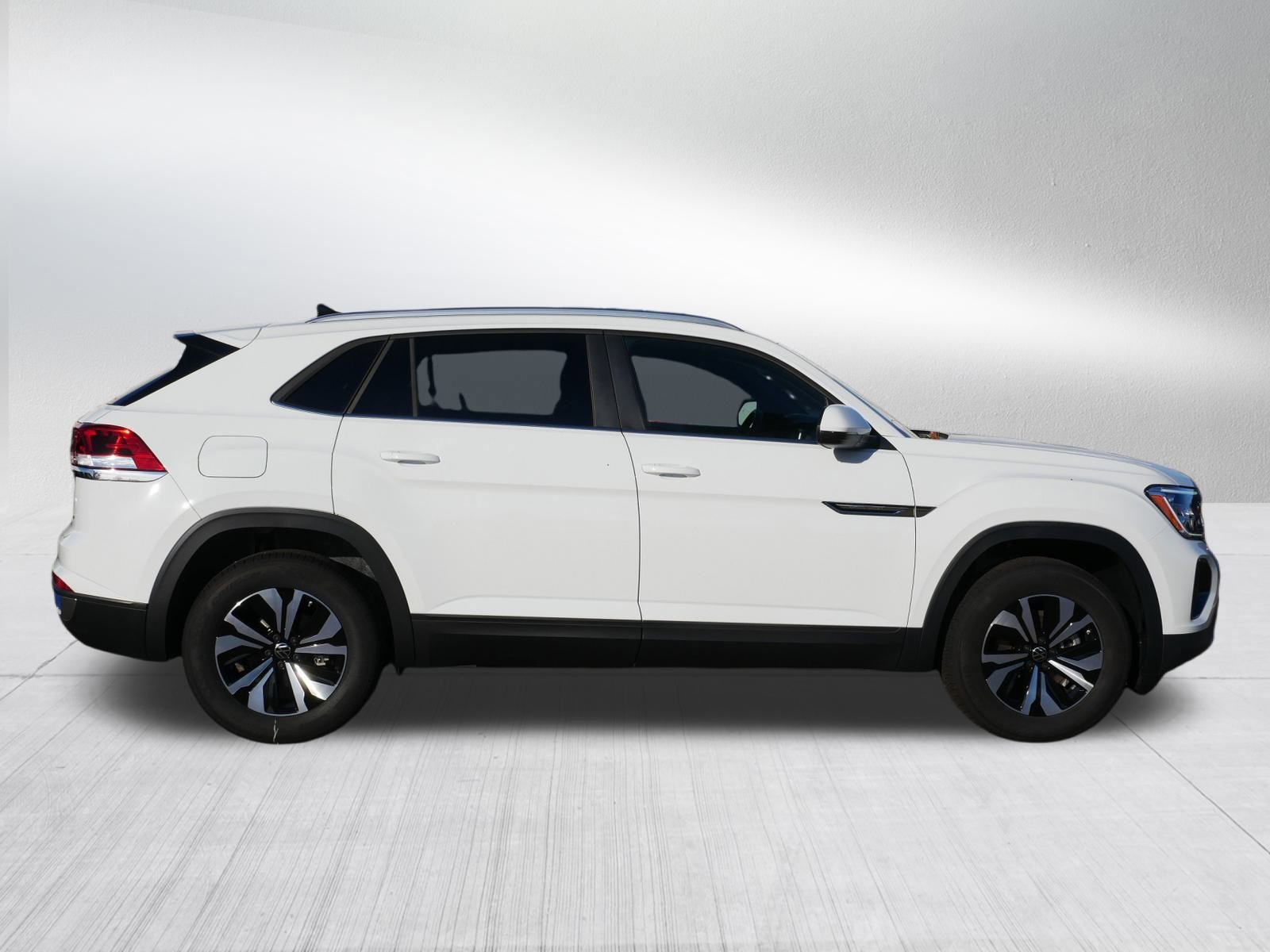 2025 Volkswagen Atlas Cross Sport SE photo 2