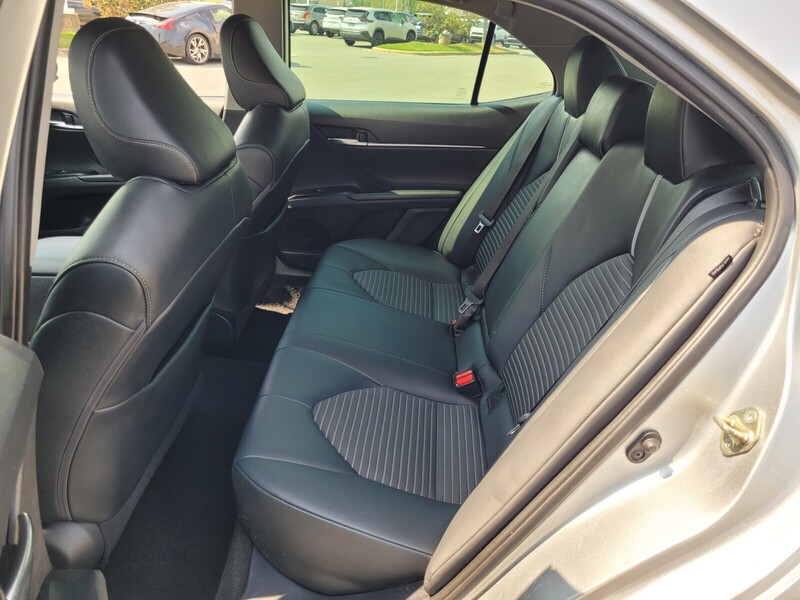 2020 Toyota Camry SE photo 6