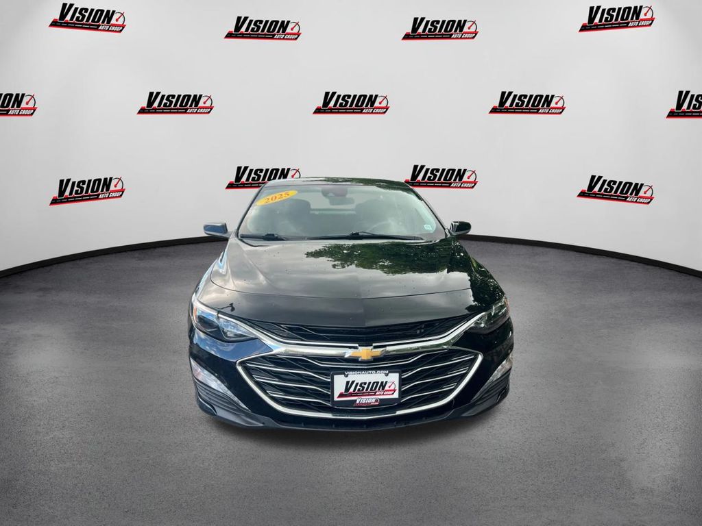 2025 Chevrolet Malibu 1LT photo 2