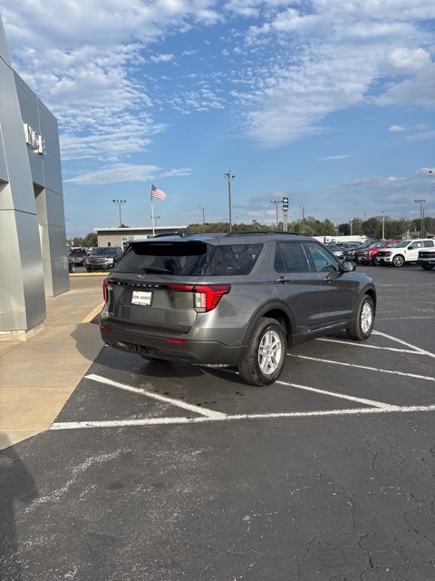 2025 Ford Explorer photo 3