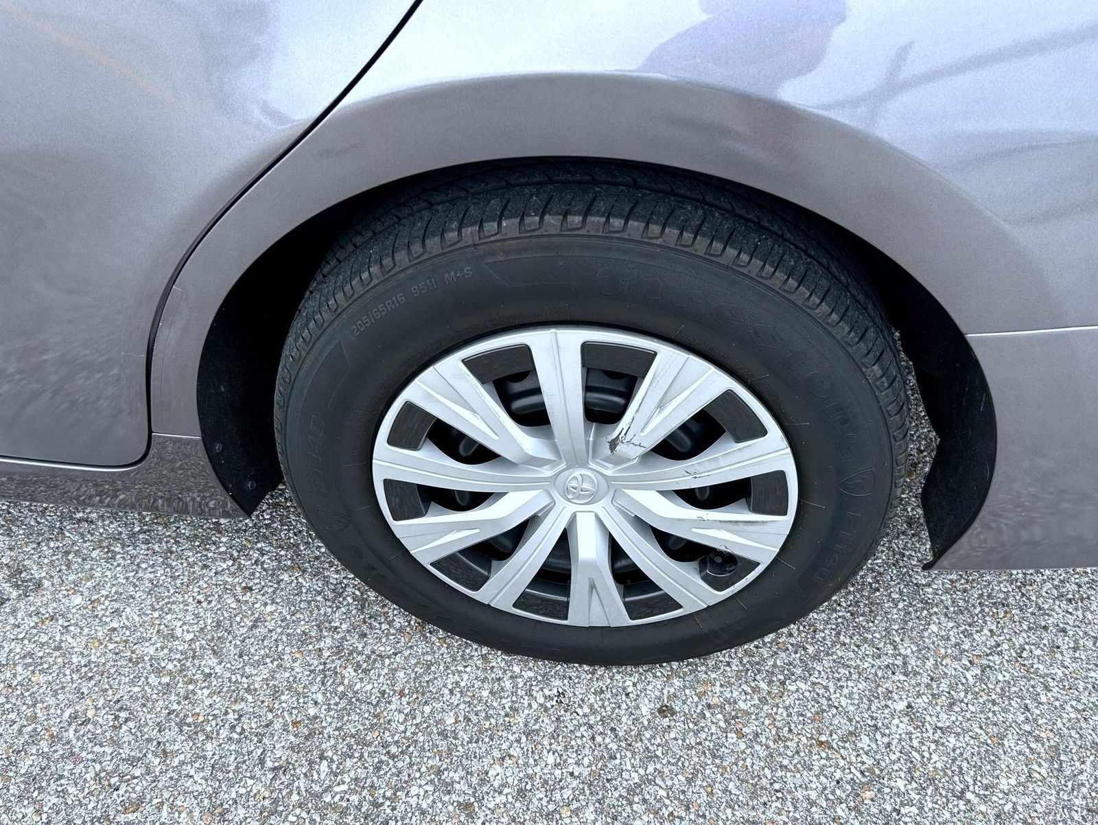 2022 Toyota Camry Hybrid LE photo 17