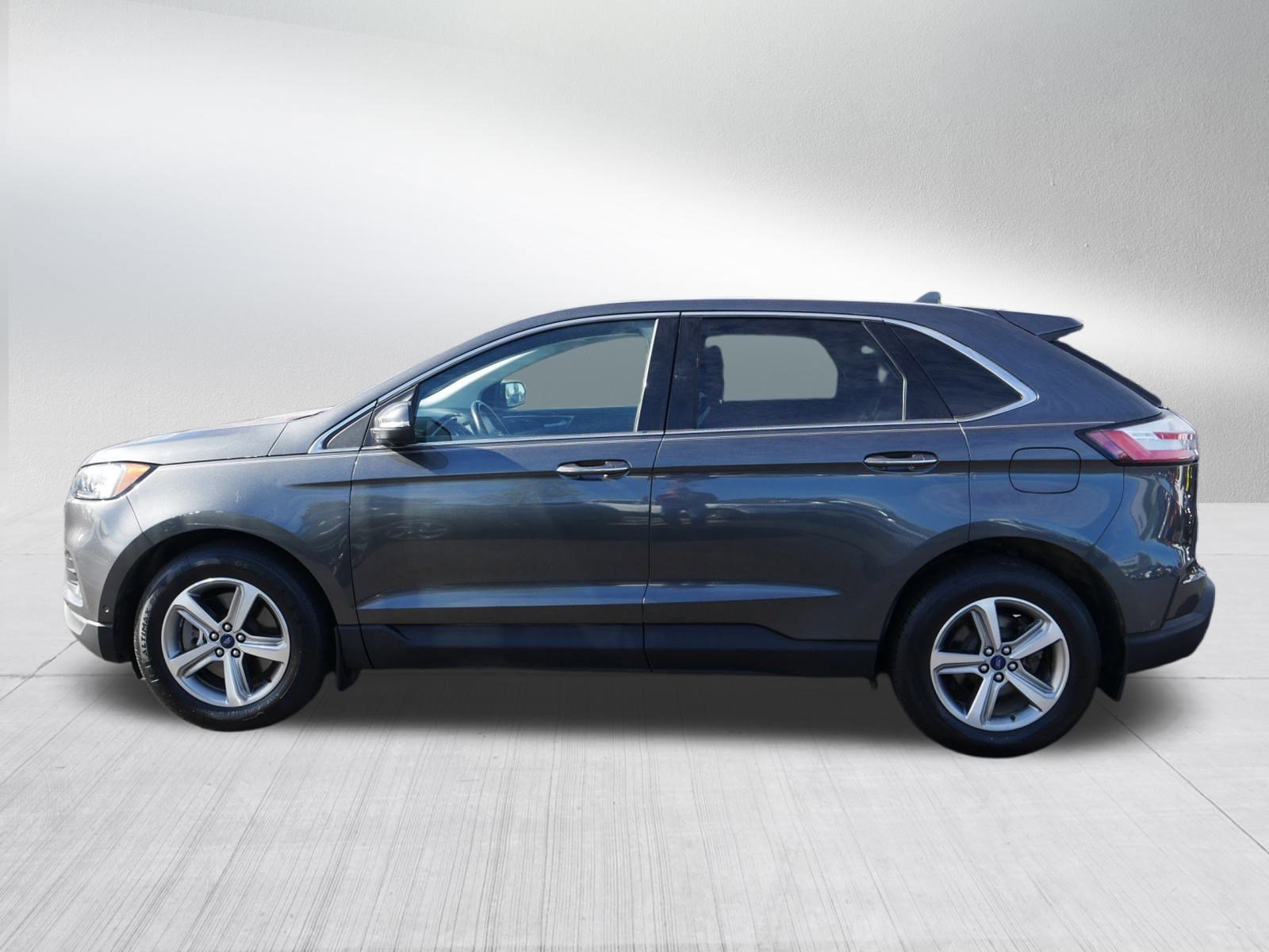 2019 Ford Edge Titanium photo 2