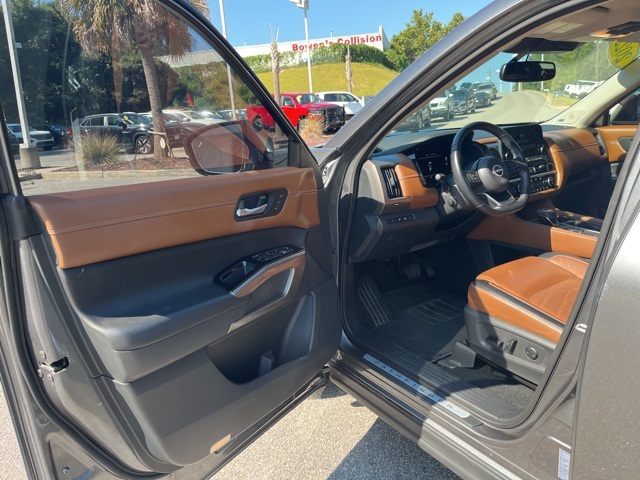 2022 Nissan Pathfinder Platinum photo 4