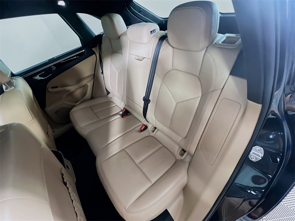 2021 Porsche Macan Base photo 25