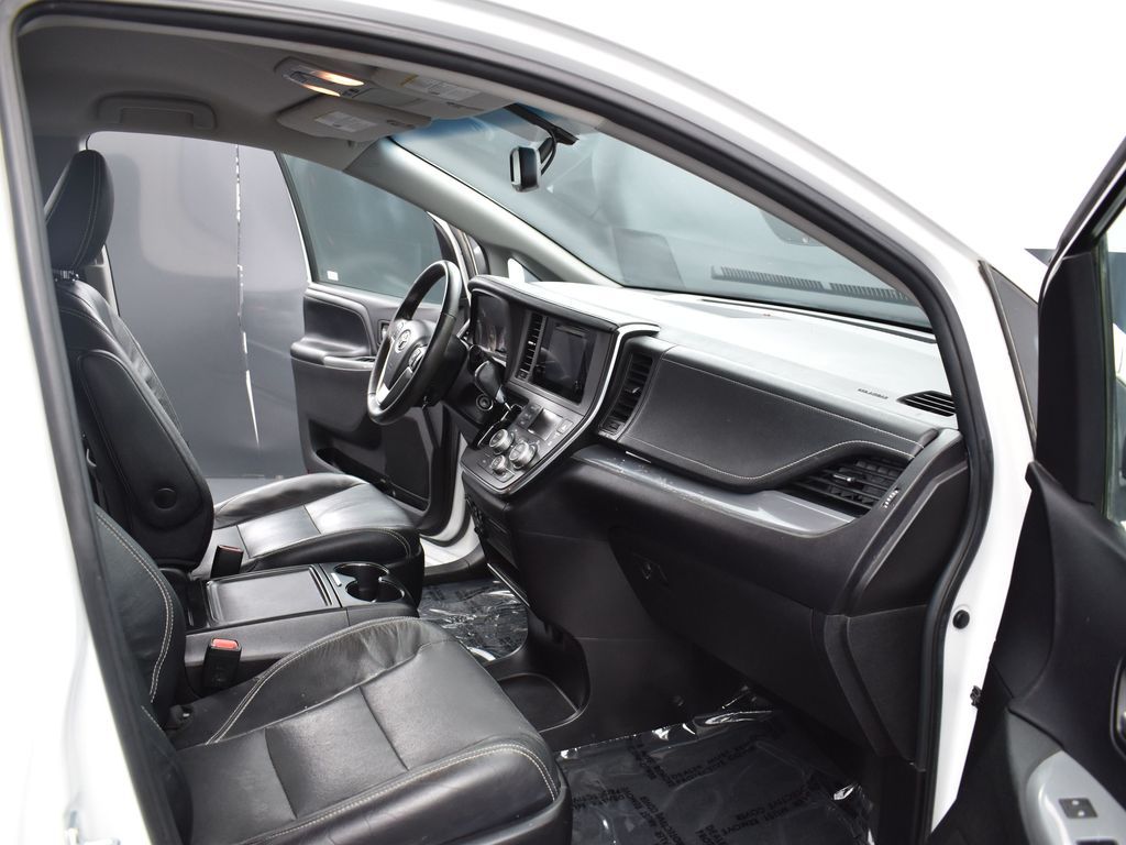 2017 Toyota Sienna SE photo 23