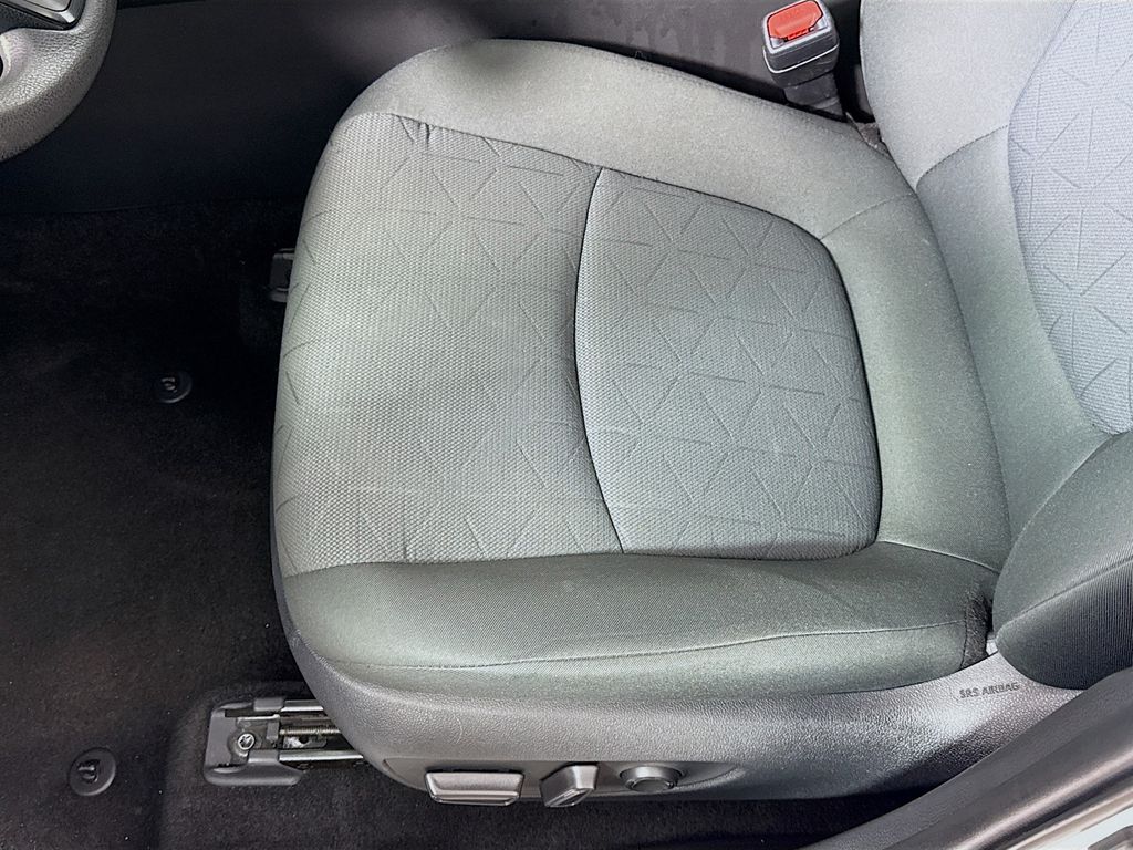2022 Toyota RAV4 XLE photo 17