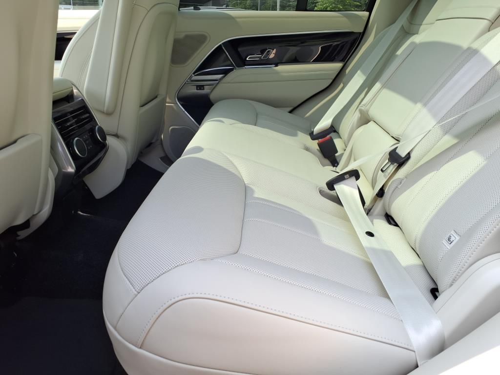 2025 Land Rover Range Rover SE photo 5