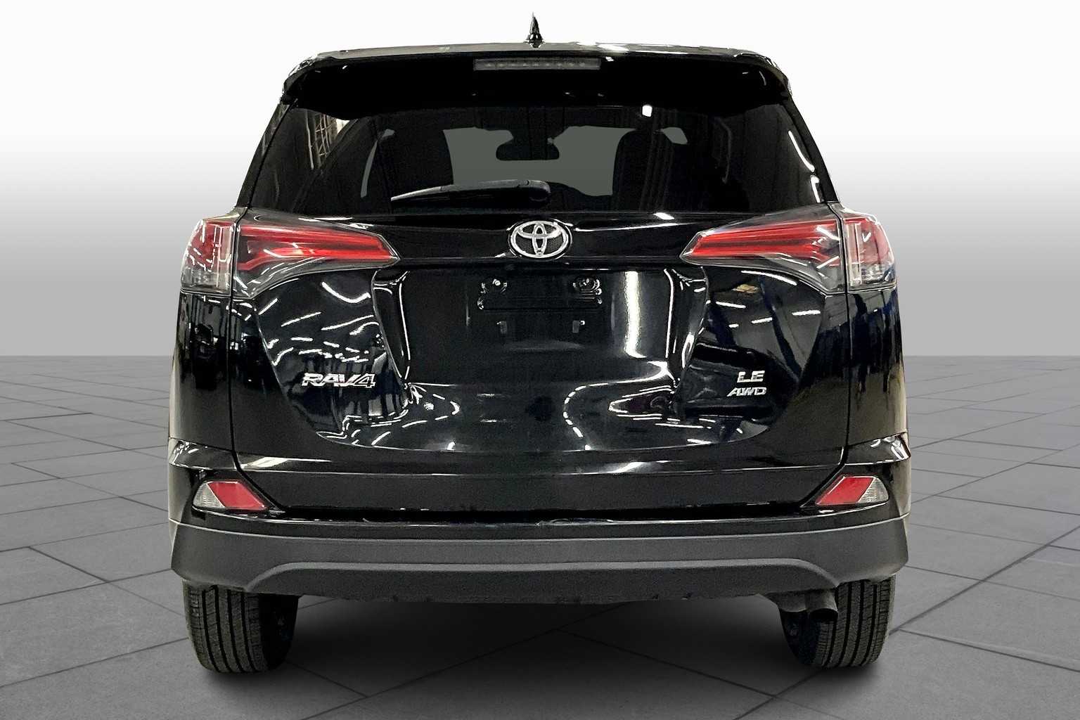 2018 Toyota RAV4 LE photo 4