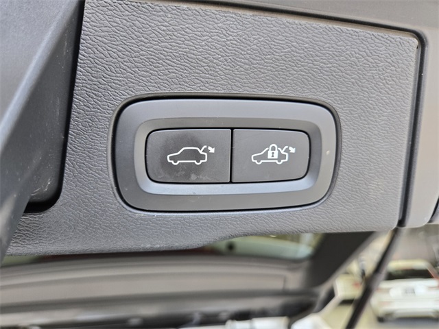 2023 Volvo XC60 B5 Plus photo 17