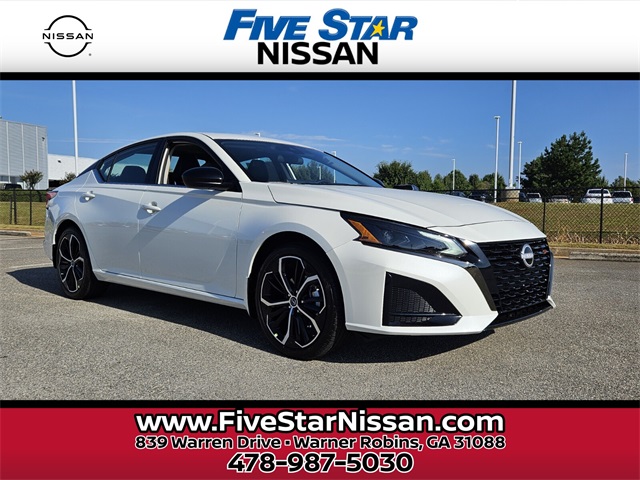 2025 Nissan Altima SR's photo