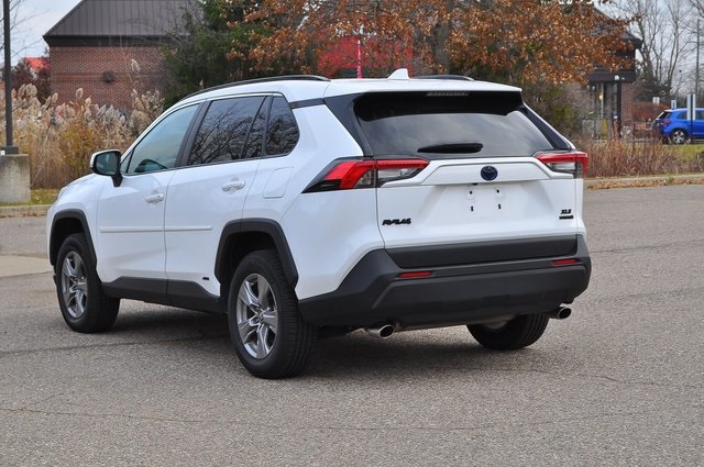 2022 Toyota RAV4 Hybrid XLE photo 4