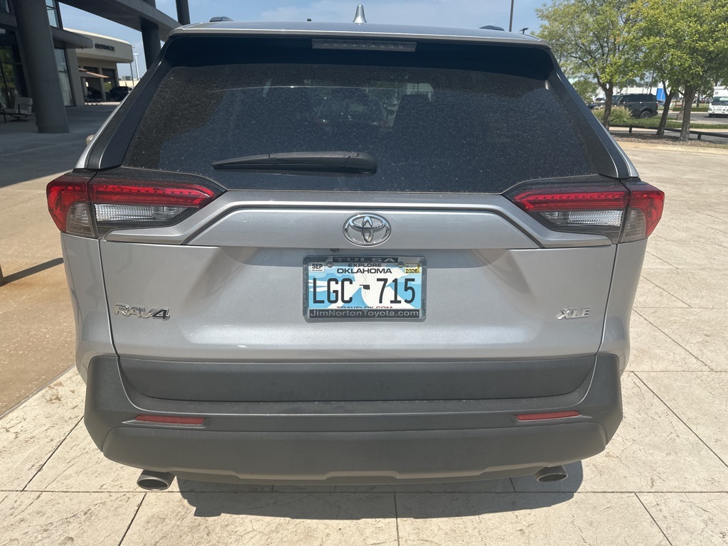 2021 Toyota RAV4 XLE photo 3