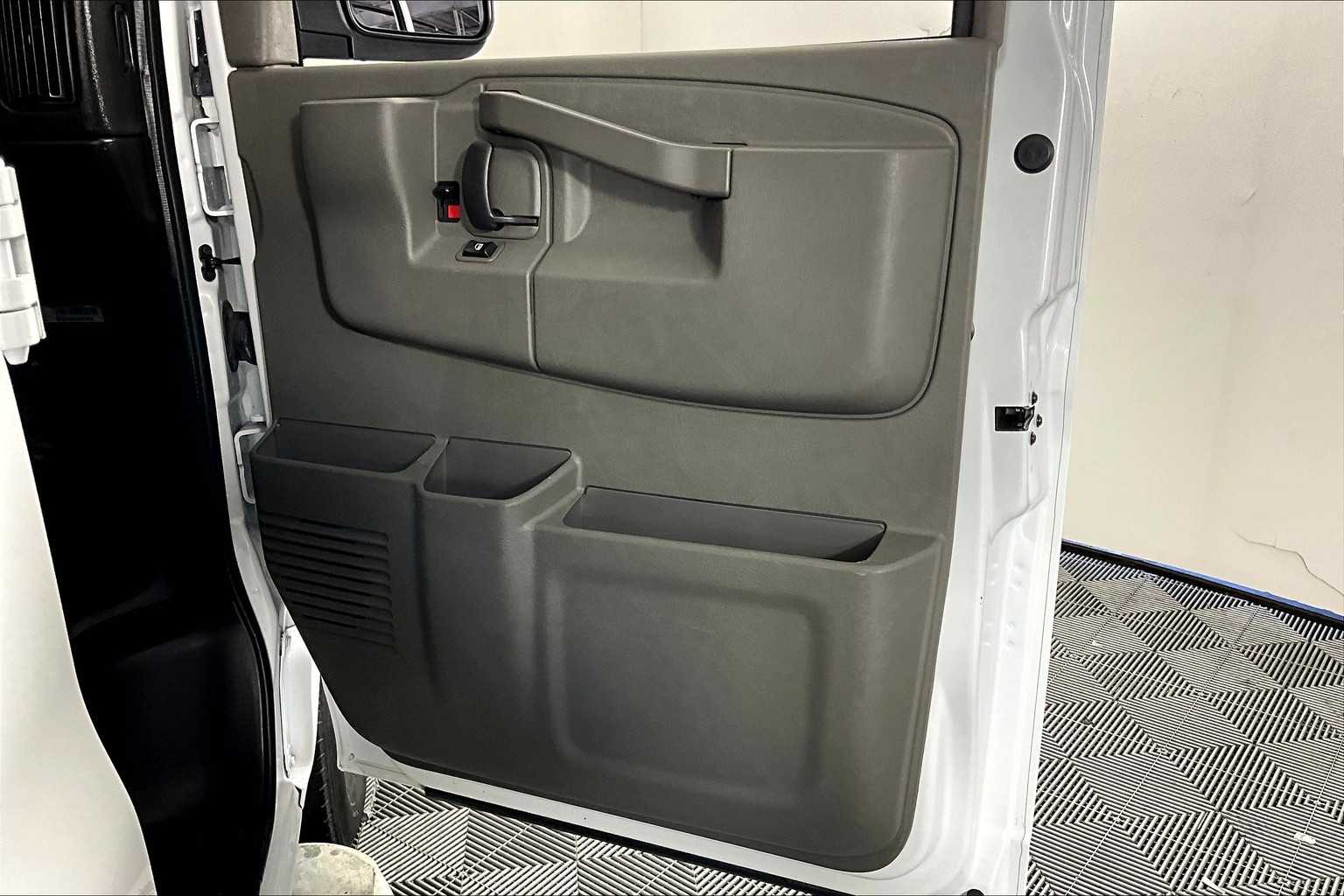 2023 Gmc Savana Cargo 2500 photo 17