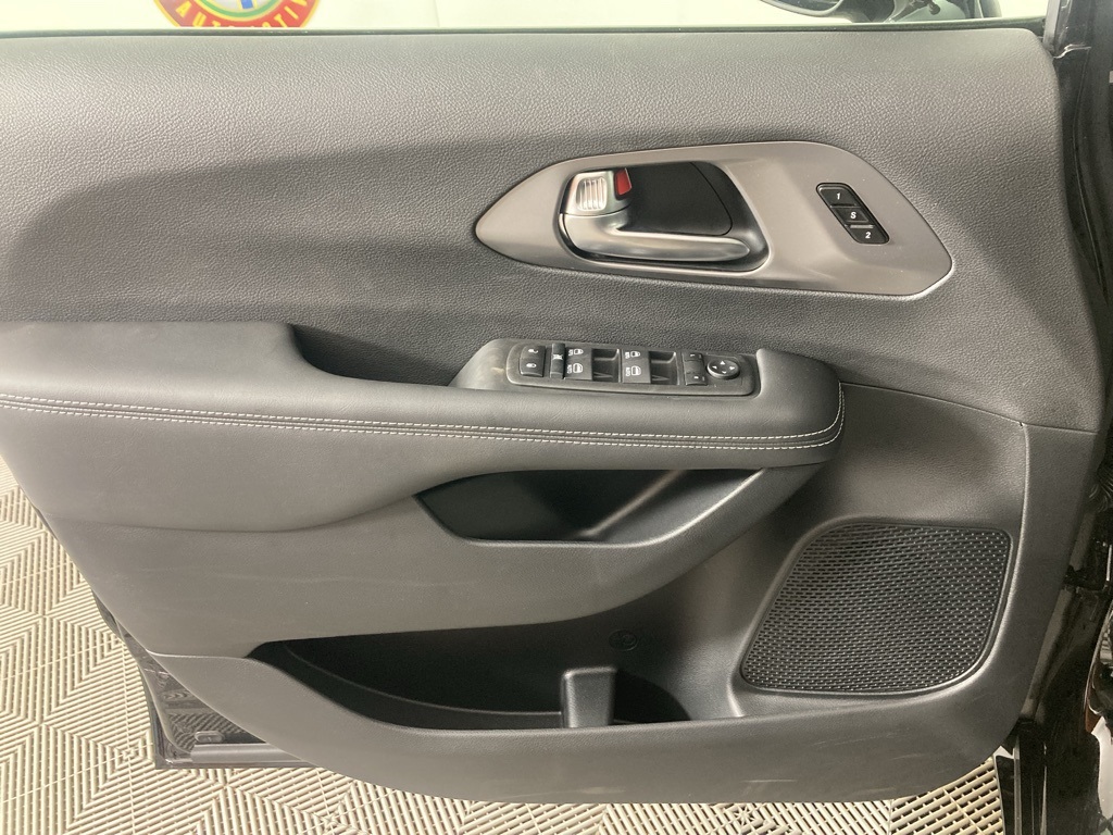 2025 Chrysler Pacifica photo 5
