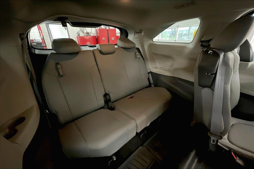 2022 Toyota Sienna XLE photo 26