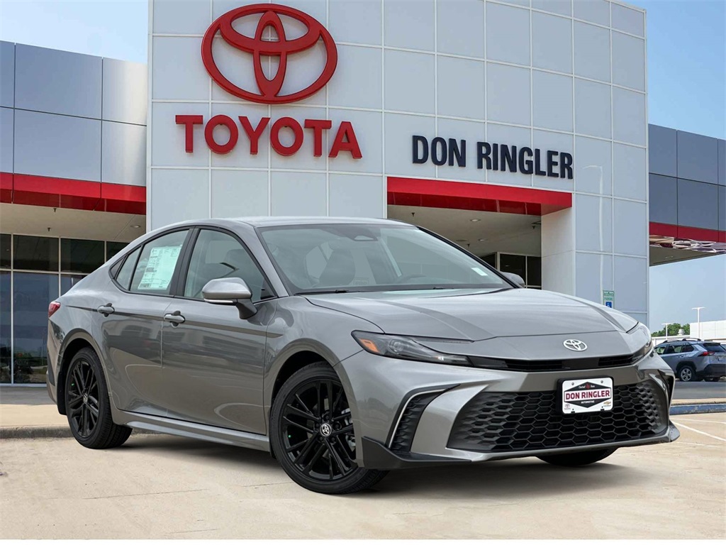 2025 Toyota Camry SE's photo