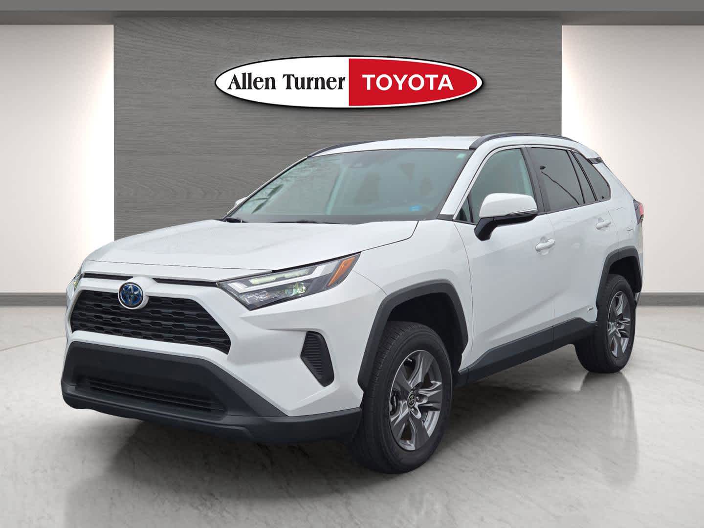 2024 Toyota RAV4 LE's photo