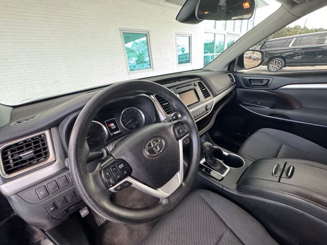 2019 Toyota Highlander LE photo 9