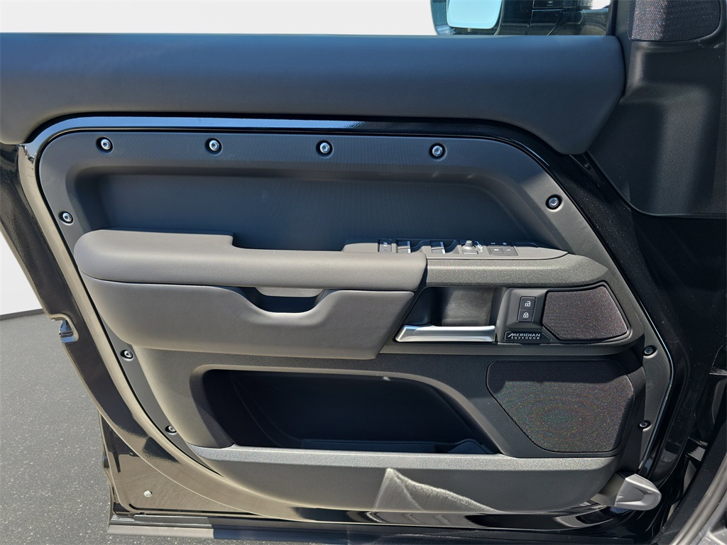 2025 Land Rover Defender 110 V8 photo 24