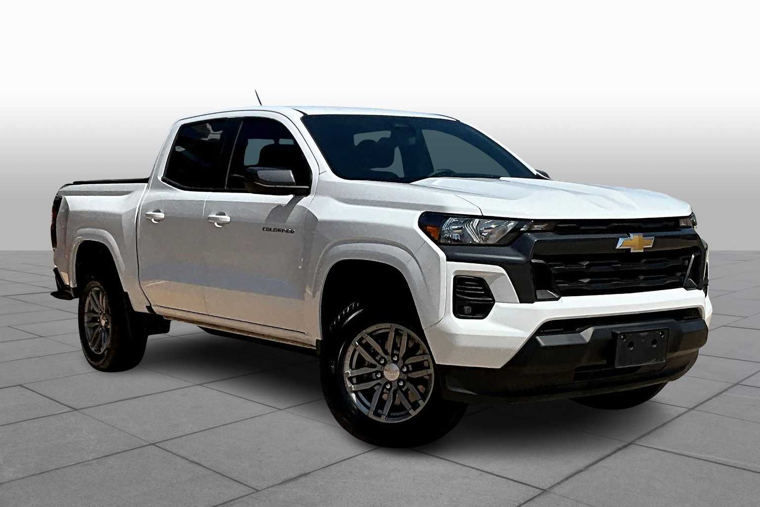 2024 Chevrolet Colorado LT photo 2