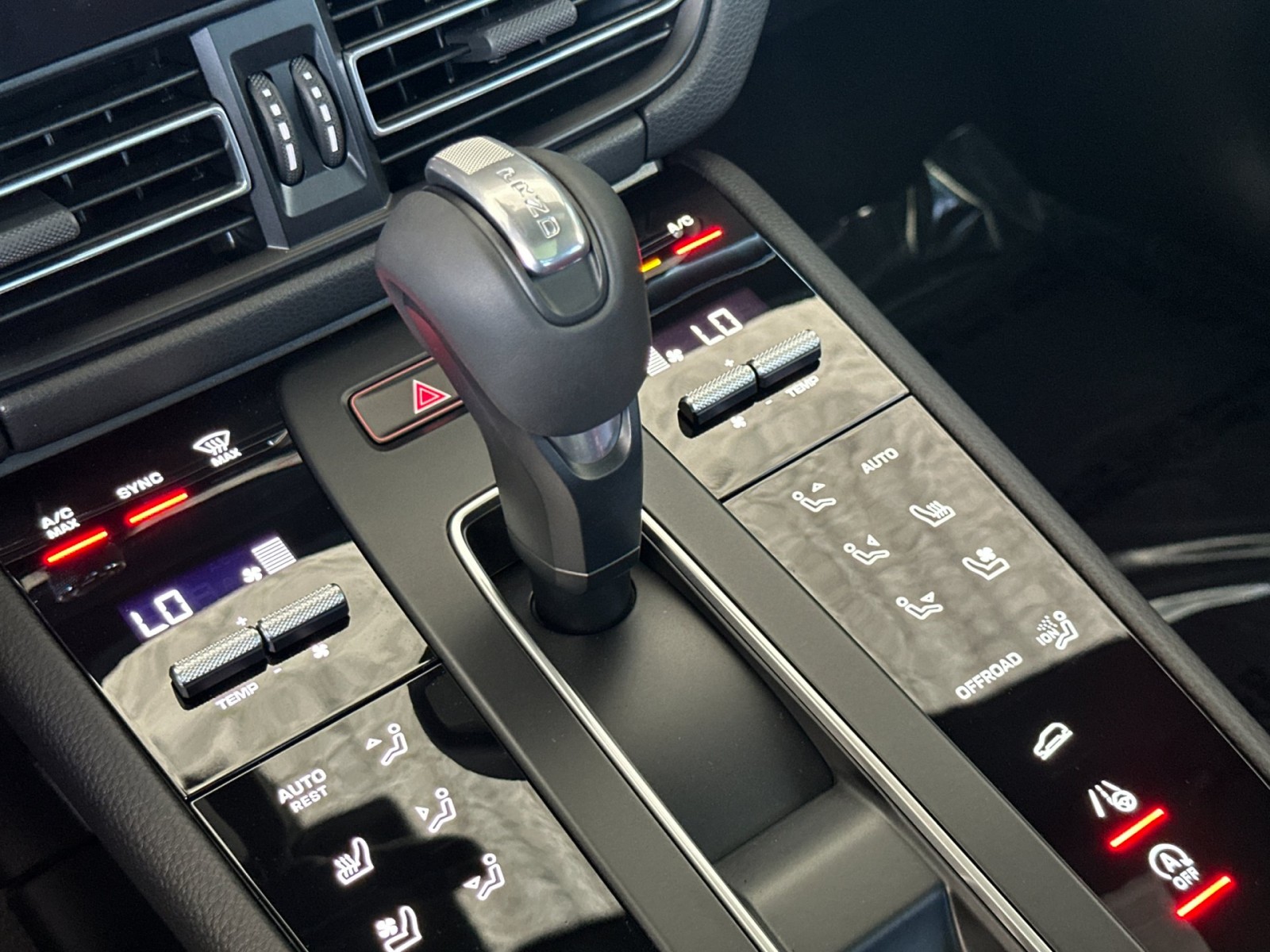2025 Porsche Macan S photo 18