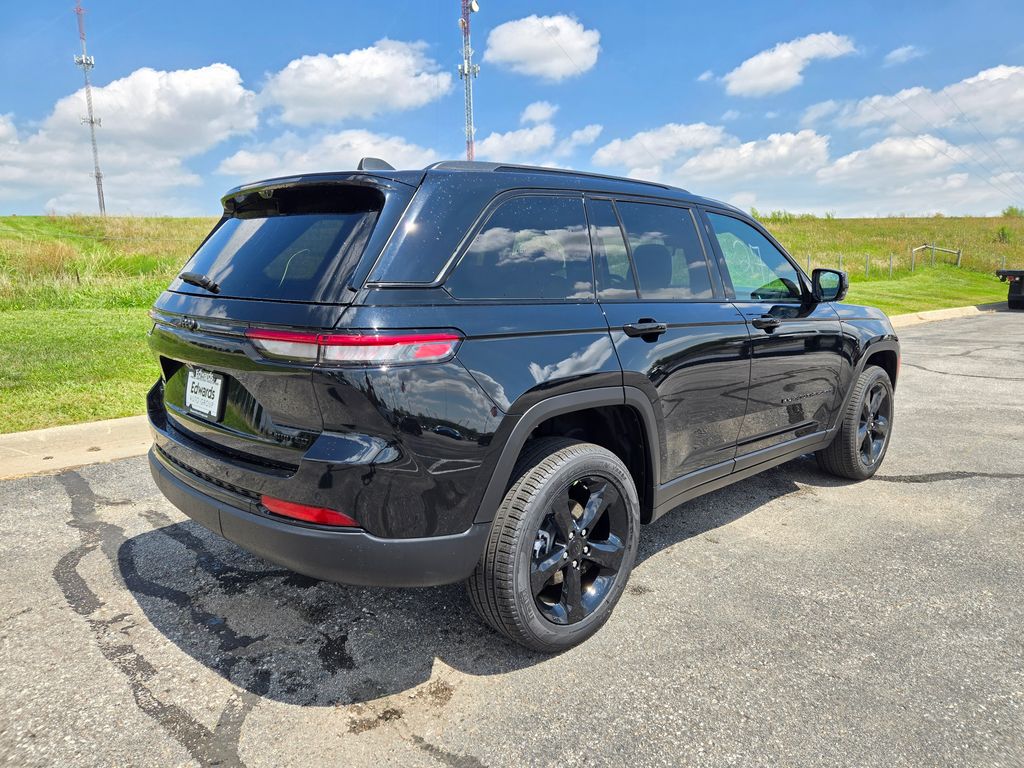 2025 Jeep Grand Cherokee Limited photo 2