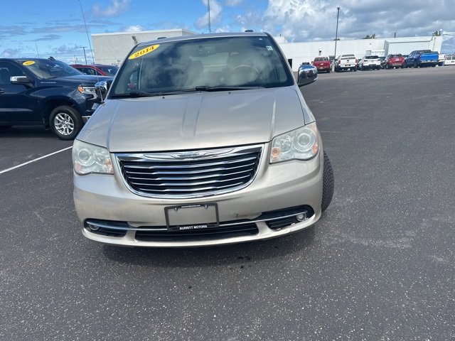2014 Chrysler Town & Country Limited photo 2