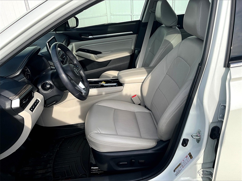 2021 Nissan Altima 2.5 Platinum photo 9