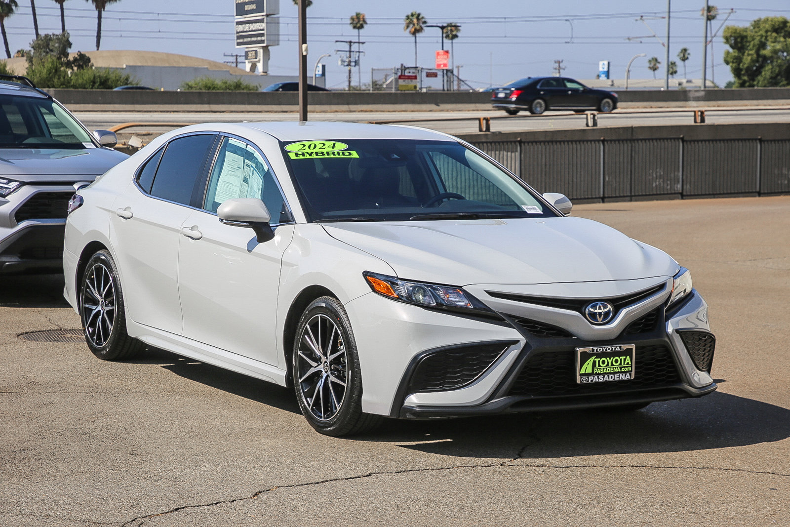 2024 Toyota Camry Hybrid SE photo 2