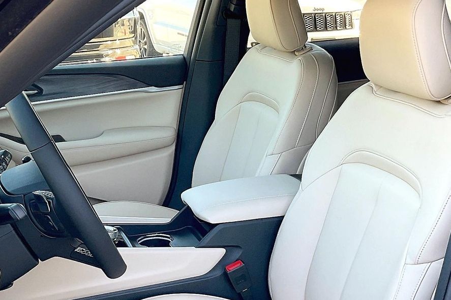 2025 Jeep Grand Cherokee Limited photo 14