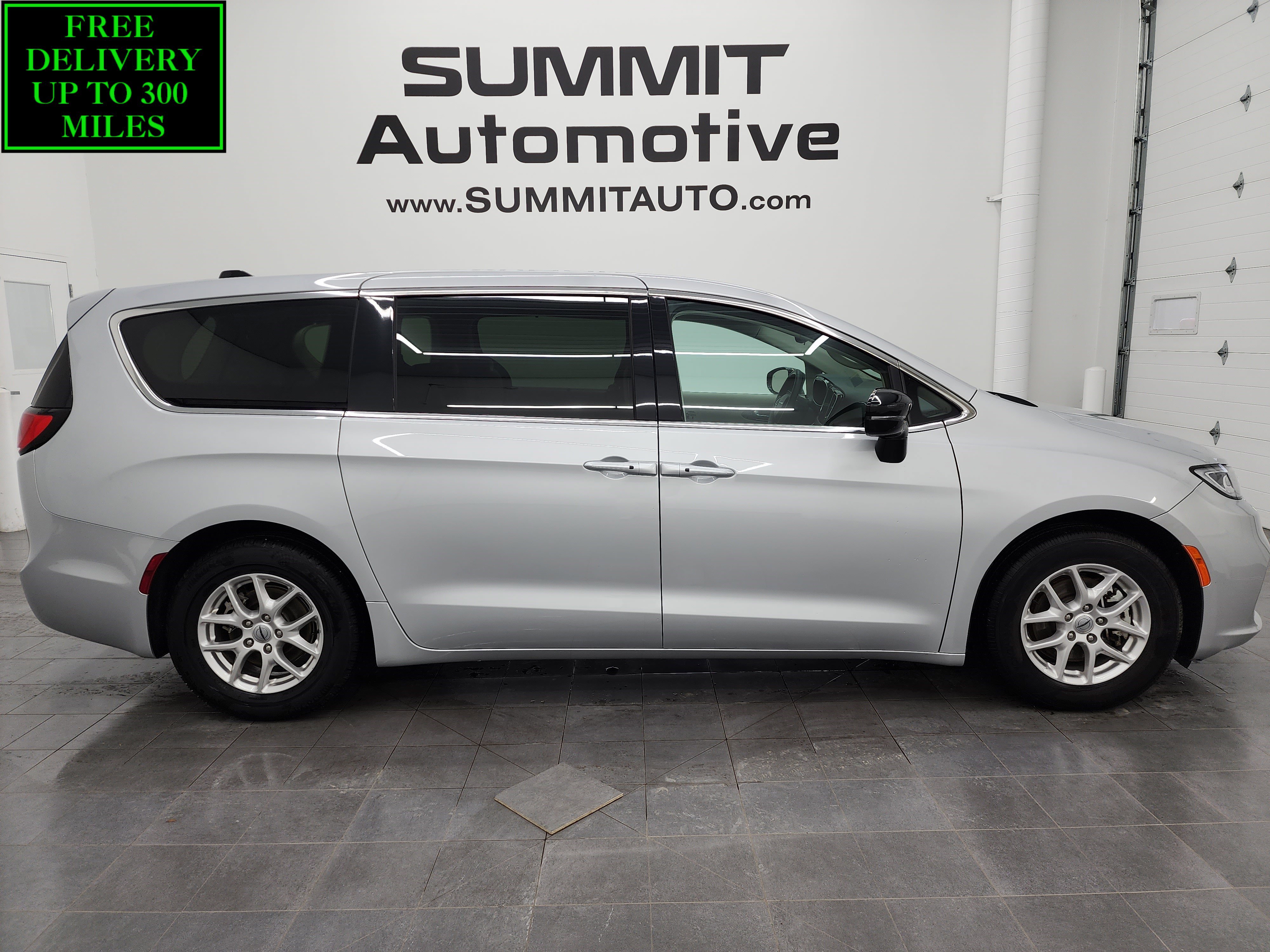 2024 Chrysler Pacifica Touring L's photo