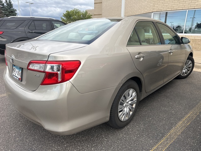 2013 Toyota Camry LE photo 2