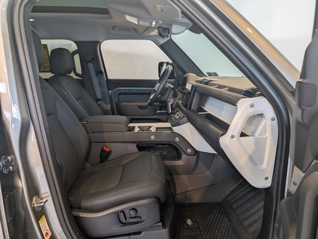 2025 Land Rover Defender 110 S photo 28