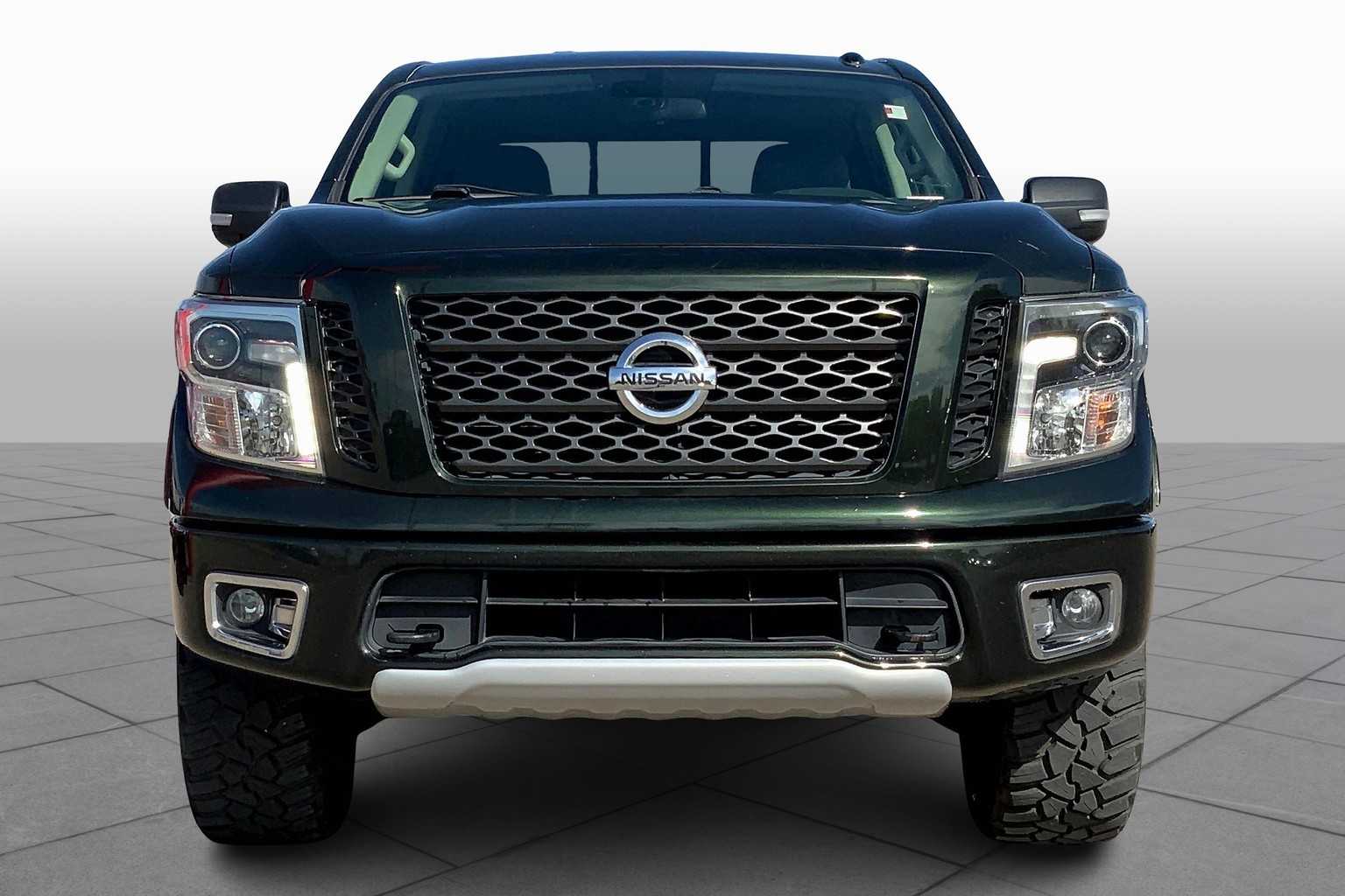 2019 Nissan Titan PRO-4X Crew Cab photo 3