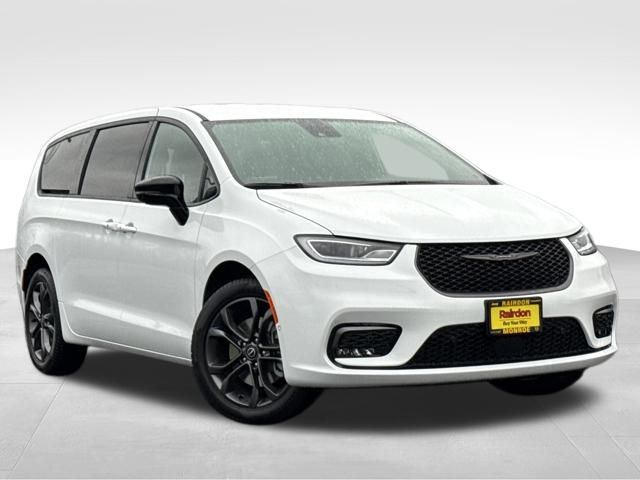 2026 Chrysler Pacifica Select's photo