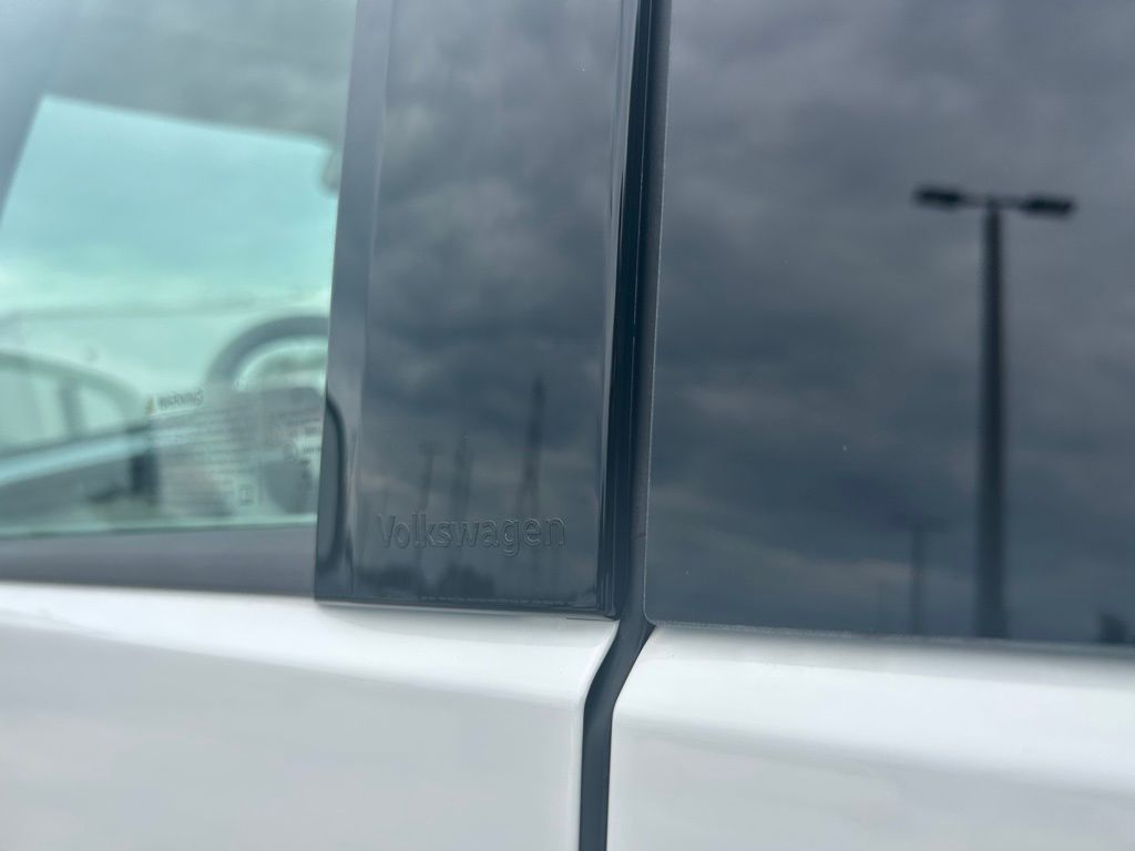 2025 Volkswagen ID. Buzz Pro Plus photo 19