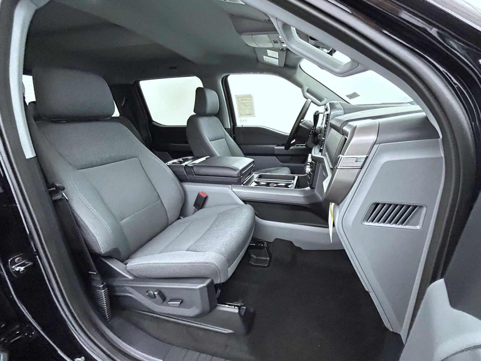 2025 Ford F-150 XLT photo 13