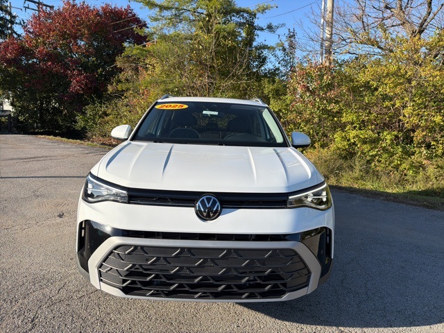 2025 Volkswagen Taos SE photo 2