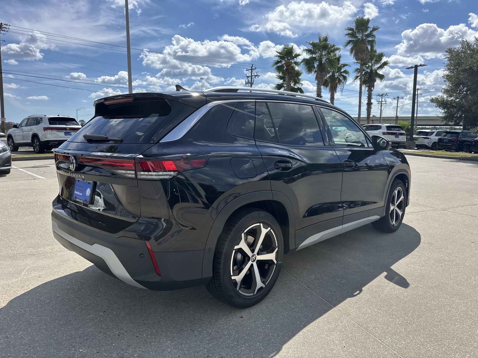 2025 Volkswagen Tiguan SE photo 2