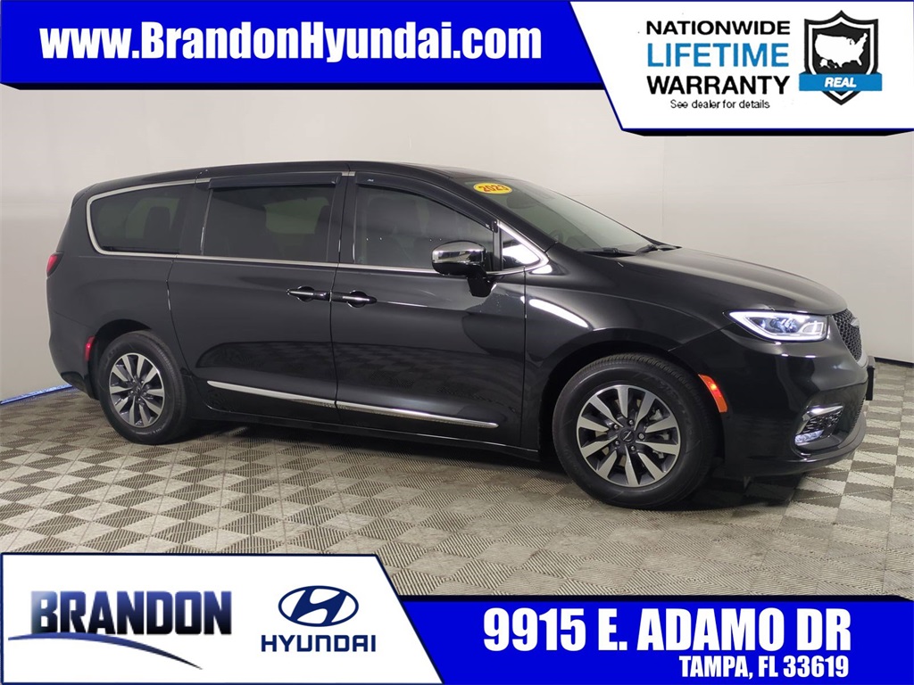 2023 Chrysler Pacifica Hybrid Limited's photo