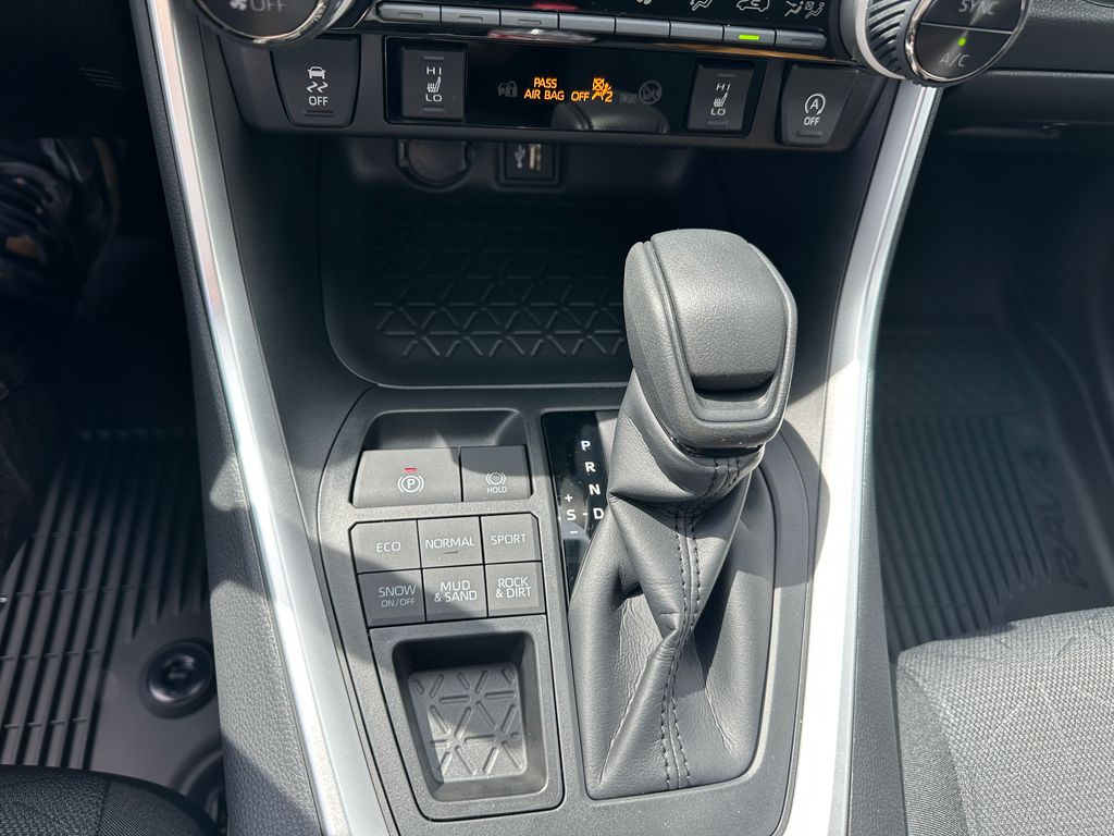 2025 Toyota RAV4 XLE photo 17